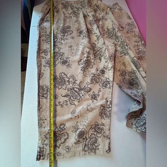 Junonia Tan and Brown Floral Straight Leg Capris with Elastic Waistband - Picture 14 of 15